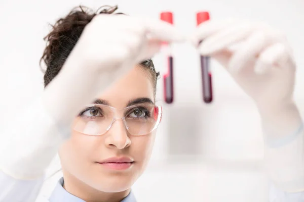 Clinica Femminile Contemporanea Guanti Occhiali Protettivi Guardando Campioni Nuovo Vaccino — Foto Stock