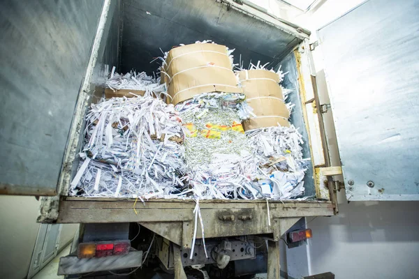 Otwarte Drzwi Ciężarówki Stosem Ciętego Papieru Zawiniętego Kreskówkę Koncepcja Logistyczna — Zdjęcie stockowe
