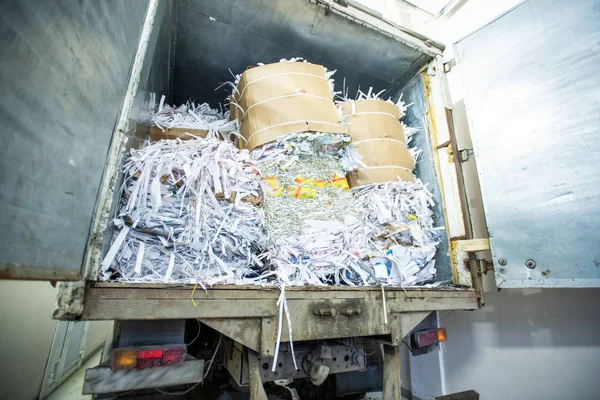 Open Deur Van Vrachtwagen Met Stapel Gesneden Papier Verpakt Cartoon — Stockfoto