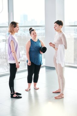 Siyah hasırlı, sakat bir kadın ve spor salonundan sonra spor hocasına danışan arkadaşı.