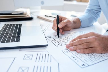 Akıllı telefonlar için yeni uygulamanın tanımlanamayan tasarımcısının yatay görüntüsü