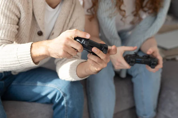 Närbild Oigenkännliga Vänner Casual Kläder Med Hjälp Joysticks Samtidigt Kul — Stockfoto