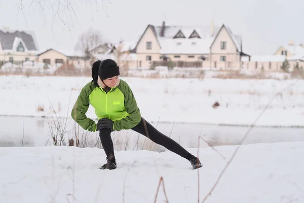 Sıcak Saç Bandı Takmış Genç Atletik Kadın Kışın Isınırken Dizlerine — Stok fotoğraf
