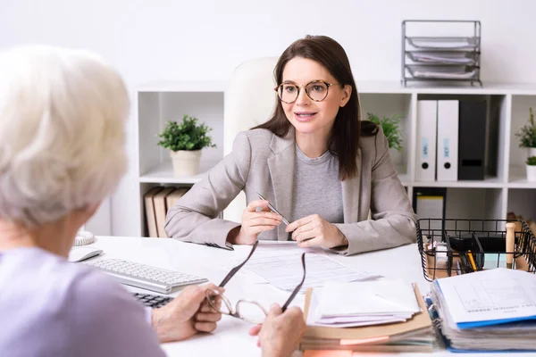 Jeune Travailleuse Sociale Veste Assise Table Parlant Une Dame Âgée — Photo