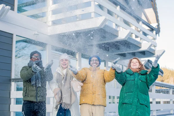 Disparo Horizontal Alegres Hombres Mujeres Jóvenes Divirtiéndose Nevando Aire Día —  Fotos de Stock