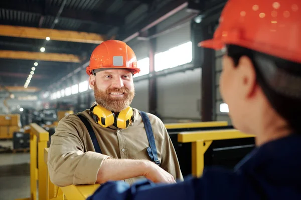 Feliz Joven Barbudo Ingeniero Hardhat Pie Delante Colega Durante Discusión — Foto de Stock