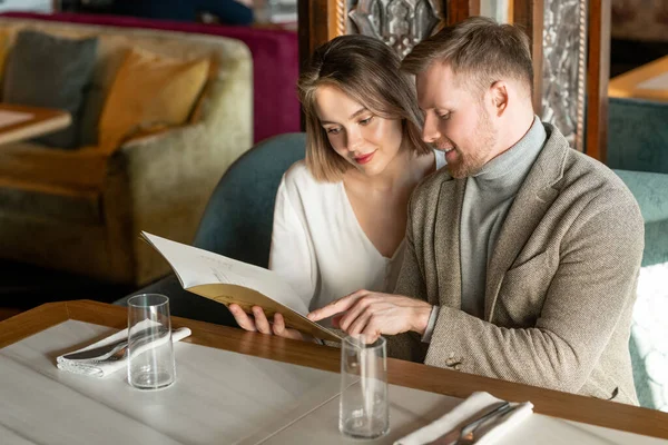 Ung Vuxen Kaukasiskt Par Håller Menyn Bok Att Välja Sin — Stockfoto