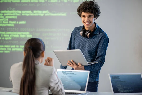 Estudante Jovem Feliz Com Laptop Olhando Para Seu Colega Sentado — Fotografia de Stock