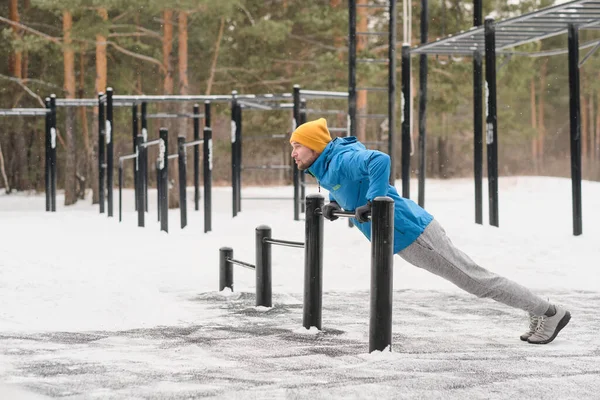 Young Man Jacket Using Low Horizontal Bar Practice Pull Ups — Stock Photo, Image