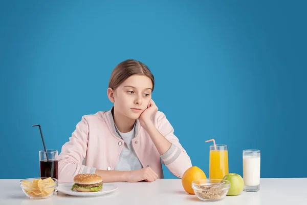 Pozorný Ženský Teenager Sedí Stolu Zdravým Nezdravým Jídlem Vybírá Výživu — Stock fotografie