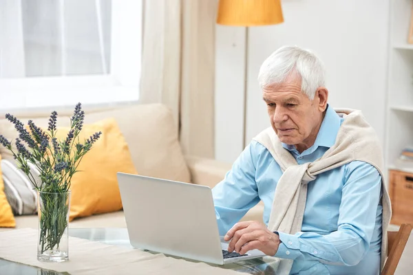 Senior Man Casualwear Sitting Table Front Laptop While Surfing Net — Stockfoto