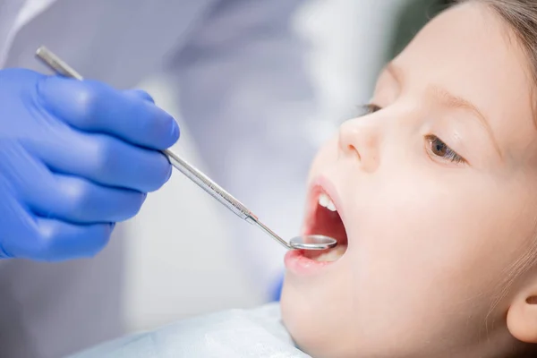 Main Gantée Dentiste Examinant Les Dents Mignon Petit Patient Avec — Photo
