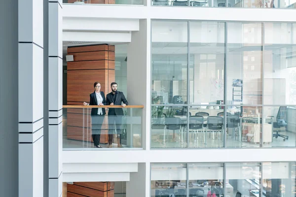 Unga Anställda Business Center Stående Räcke Och Ser Sig Omkring — Stockfoto