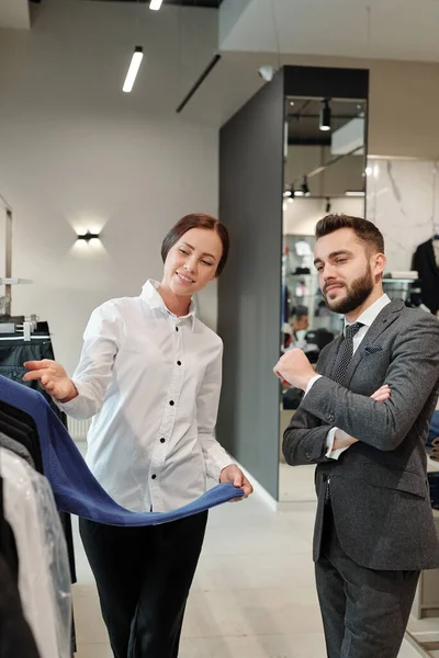 Freundlicher Bekleidungsfachberater Bluse Demonstriert Neue Kleidungskollektion Während Der Arbeit Mit — Stockfoto