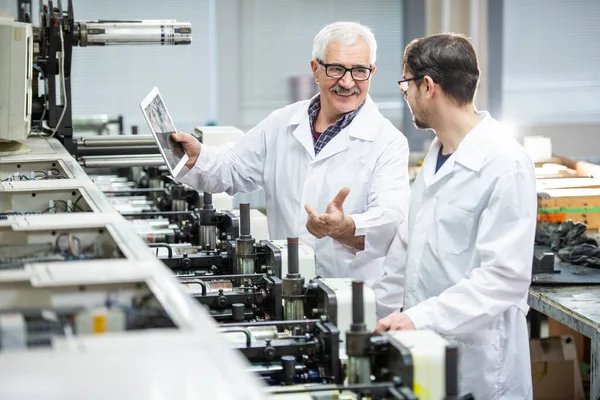 Ispettore Senior Positivo Camice Laboratorio Che Parla Con Collega Durante — Foto Stock