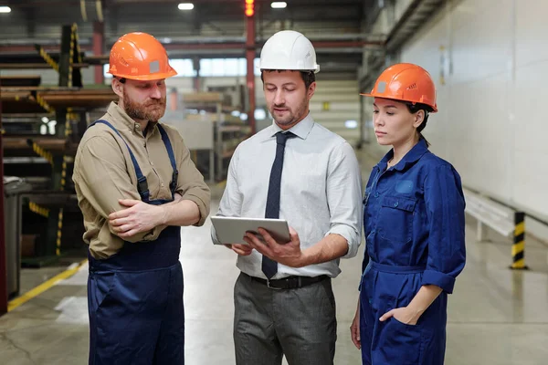 Νεαρός Εργοδηγός Hardhat Και Formalwear Κάνει Παρουσίαση Του Νέου Έργου — Φωτογραφία Αρχείου