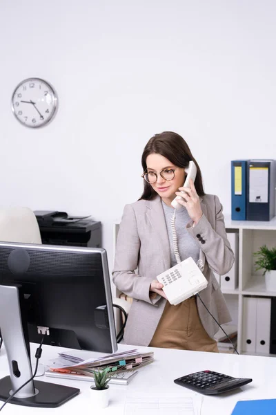 Zufriedene Junge Geschäftsfrau Mit Brille Steht Schreibtisch Und Telefoniert Büro — Stockfoto