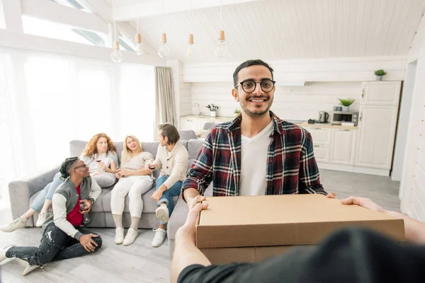 Jovem Oriente Médio Homem Recebe Pizza Entregue Para Amigos Reunindo — Fotografia de Stock