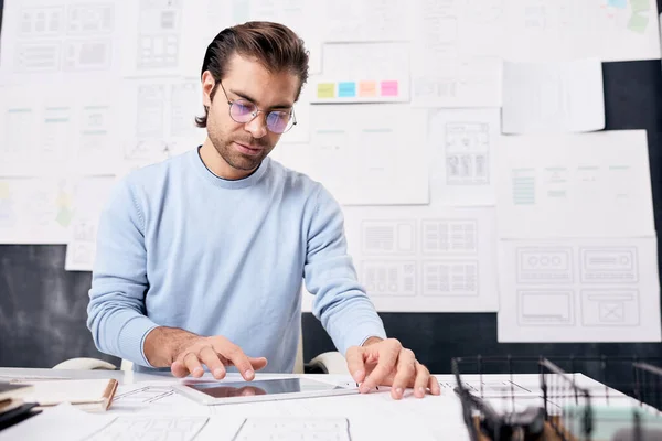 Young Man Wearing Eyeglasses Sitting Office Desk Using Modern Tablet — Stock Photo, Image