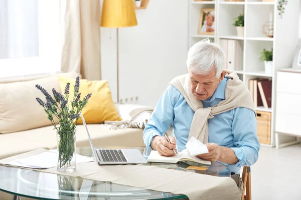 Senior Casual Man White Hair Making Notes Notebook While Working — 图库照片