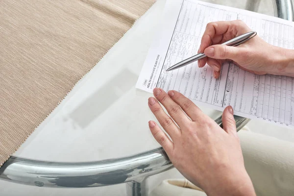 Mani Giovane Donna Assistente Sociale Con Penna Carta Aiutare Suo — Foto Stock