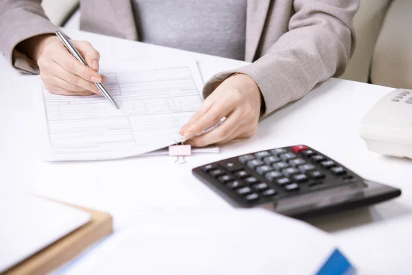 Close Mulher Escritório Irreconhecível Jaqueta Sentado Mesa Com Calculadora Preenchimento — Fotografia de Stock