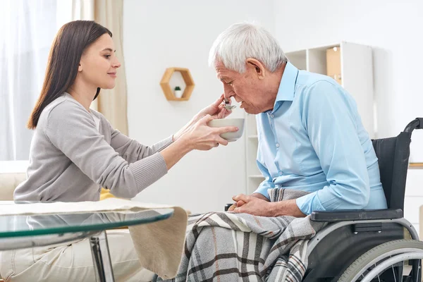 Giovane Assistente Sociale Che Tiene Ciotola Con Zuppa Cucchiaio Bocca — Foto Stock