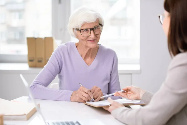Banking Specialist Asking Senior Lady Glasses Sign Document Issuance Social — Stock Photo, Image