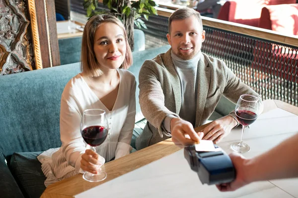 Uomo Pagare Pasto Data Con Donna Nel Ristorante Con Sua — Foto Stock