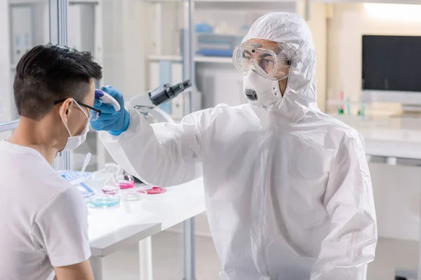 Médecin Combinaison Risque Biologique Masque Mesure Température Patient Asiatique Infecté — Photo