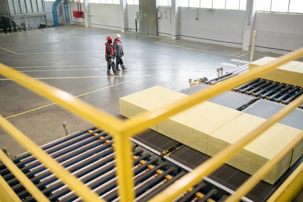 Trabajadores Plantas Construcción Cascos Que Caminan Sobre Una Tienda Industrial —  Fotos de Stock