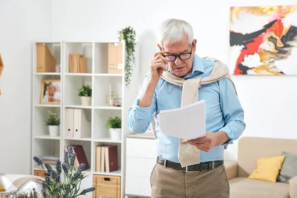 Anciano Pensionista Gafas Ropa Casual Mirando Través Papeles Documentos Financieros — Foto de Stock