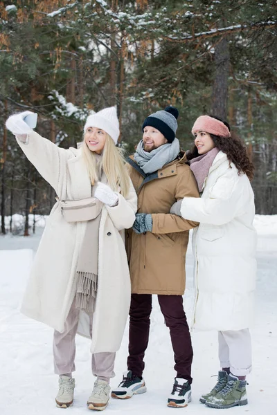 Vertikalt Skott Ung Man Och Två Kvinnor Som Tillbringar Tid — Stockfoto