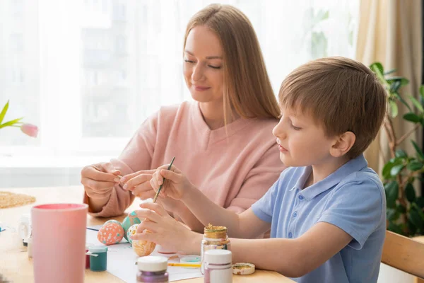 Contenidos Jóvenes Madre Hijo Sentados Mesa Usando Gouache Para Pintar —  Fotos de Stock