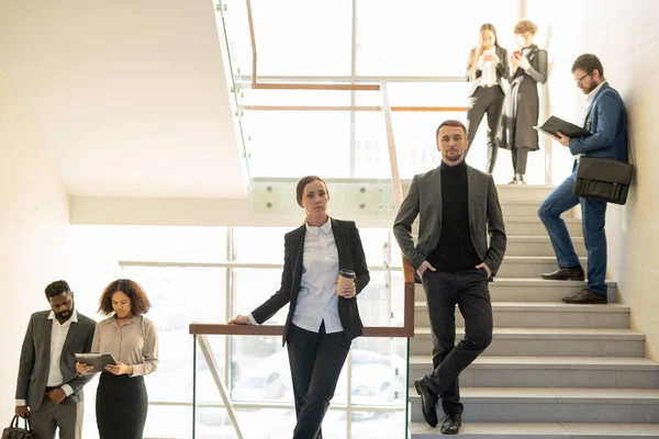 階段に立ってチームとして働く野心的な若いビジネスの人々 会社のスタッフの概念 — ストック写真