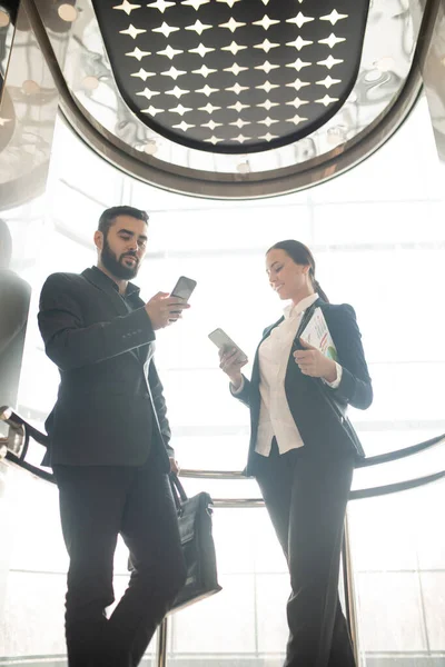 Debajo Vista Los Jóvenes Empleados Oficina Trajes Formales Pie Ascensor — Foto de Stock