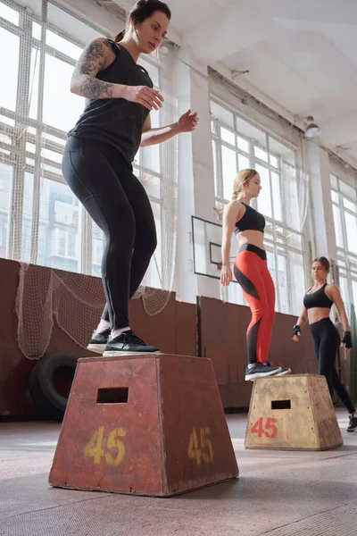 Ragazze Che Preparano Estate Giovani Donne Caucasiche Sportive Che Fanno — Foto Stock