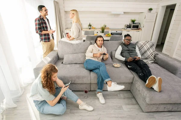 Tiro Ângulo Alto Cinco Jovens Homens Mulheres Relaxando Juntos Sala — Fotografia de Stock