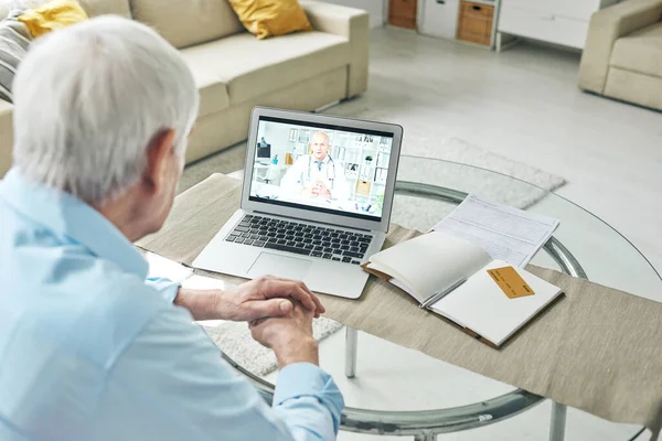 Zeitgenössischer Rentner Sitzt Tisch Vor Dem Laptop Und Schaut Online — Stockfoto