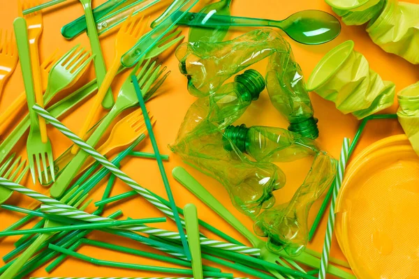 Horizontal Flat Lay Shot Várias Ninhadas Plástico Verde Deitado Superfície — Fotografia de Stock