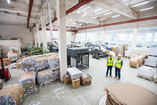 Trabajadores Fábrica Reciclaje Papel Con Chalecos Reflectantes Pie Tienda Con —  Fotos de Stock