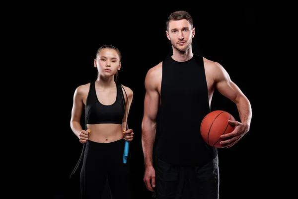 Mladý Sportovní Pár Černém Activewear Držení Skákání Provaz Míč Při — Stock fotografie