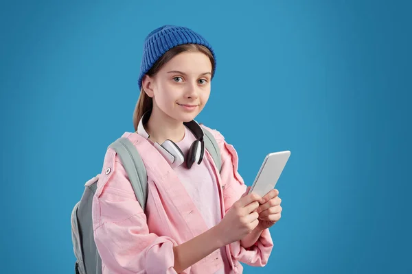 Bereli Genç Kızın Portresi Çanta Takıyor Mavi Arka Planda Mobil — Stok fotoğraf