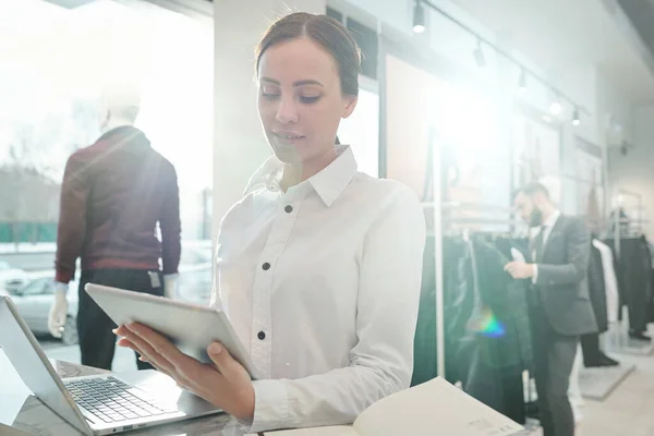 Ocupado Joven Consultor Ventas Tienda Ropa Usando Tableta Digital Mientras —  Fotos de Stock