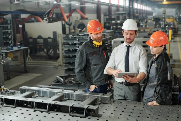 Dos Três Engenheiros Mostrando Seus Colegas Dados Line Tablet Explicando — Fotografia de Stock
