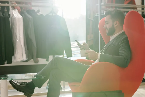Lächelnder Männlicher Kunde Anzug Sitzt Roten Sessel Und Bedient Das — Stockfoto