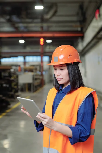 Całkiem Młoda Poważna Kobieta Inżynier Hardhat Odzieży Roboczej Pomocą Touchpad — Zdjęcie stockowe