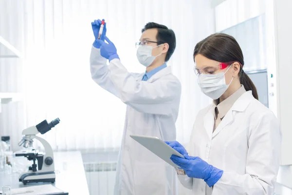 Two Young Scientists Wearing Protective Masks Gloves Working New Medicaments — Stockfoto