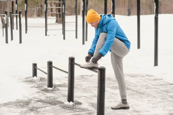 Gri Pantalonlu Ciddi Bir Genç Adam Bara Ayak Basıyor Kışın — Stok fotoğraf
