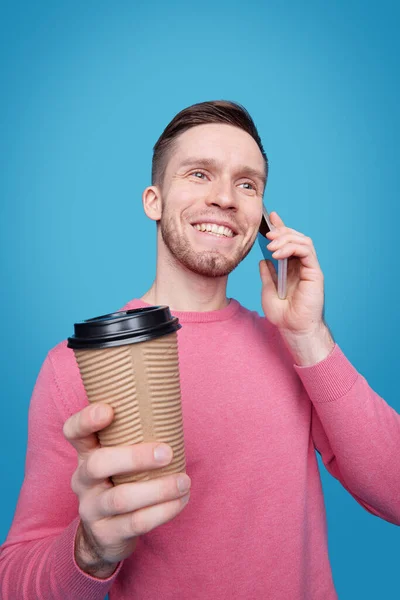 Sorrindo Bonito Jovem Com Palha Bebendo Café Takeout Copo Conversando — Fotografia de Stock